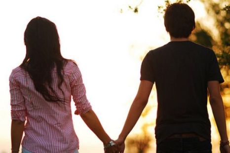 cute-little-boy-and-girl-holding-hands_2